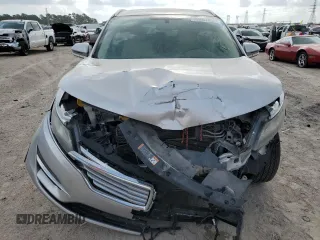 2016 Lincoln MKC Select z VIN 5LMCJ2C9XGUJ05222, wystawiony jako Copart lot #55500735 z przebiegiem 104 831 mil mil oraz Szkoda całkowita • Salvage title. Historia ofert i sprzedaży dostępna na DreamBid. Obrazek 5.