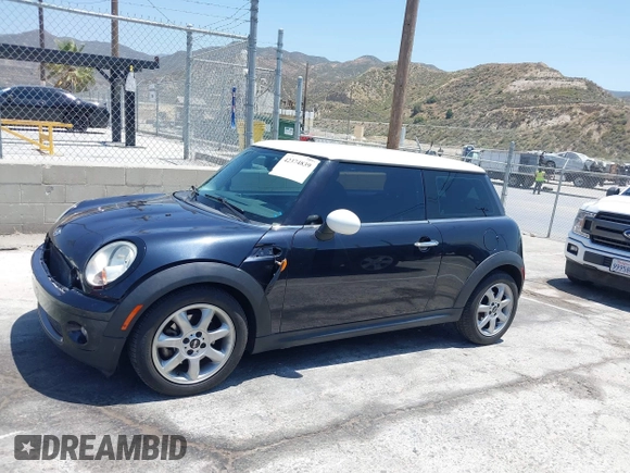 2008 MINI Hardtop z VIN WMWMF33528TT64971, wystawiony jako IAAI lot #42374839 z przebiegiem 119 385 mil mil oraz . Historia ofert i sprzedaży dostępna na DreamBid. Obrazek 15.