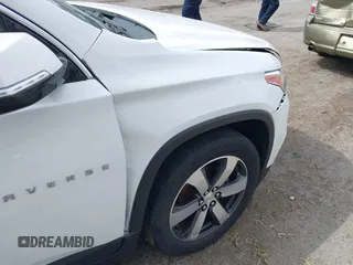 2018 Chevrolet Traverse LT z VIN 1GNEVHKW4JJ275817, wystawiony jako IAAI lot #42179473 z przebiegiem 81 595 mil mil oraz . Historia ofert i sprzedaży dostępna na DreamBid. Obrazek 19.