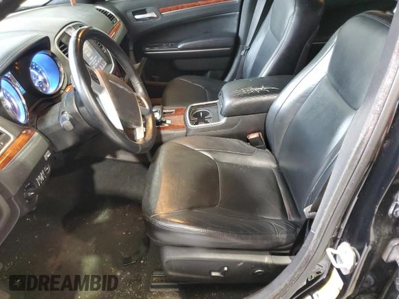 2013 Chrysler 300 z VIN 2C3CCAAG8DH727074, wystawiony jako Copart lot #55718345 z przebiegiem 92 228 mil mil oraz Szkoda całkowita • Salvage title. Historia ofert i sprzedaży dostępna na DreamBid. Obrazek 7.