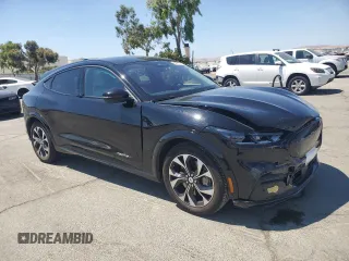 2022 Ford Mustang Mach-E Premium z VIN 3FMTK3R7XNMA24055, wystawiony jako Copart lot #62717525 z przebiegiem 25 079 mil mil oraz Szkoda całkowita • Salvage title. Historia ofert i sprzedaży dostępna na DreamBid. Obrazek 4.