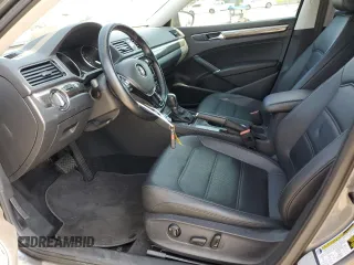 2017 Volkswagen Passat SE z VIN 1VWGT7A39HC003302, wystawiony jako Copart lot #59680985 z przebiegiem 68 919 mil mil oraz Szkoda całkowita • Salvage title. Historia ofert i sprzedaży dostępna na DreamBid. Obrazek 7.