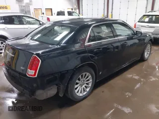 2013 Chrysler 300 z VIN 2C3CCAAG5DH607040, wystawiony jako IAAI lot #42243051 z przebiegiem 181 854 mil mil oraz . Historia ofert i sprzedaży dostępna na DreamBid. Obrazek 4.