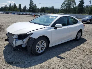 2025 Toyota Camry LE z VIN 4T1DAACK8SU540544, wystawiony jako Copart lot #58835005 z przebiegiem 14 268 mil mil oraz Szkoda całkowita • Salvage title. Historia ofert i sprzedaży dostępna na DreamBid. Obrazek 1.