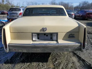 1990 Cadillac DeVille z VIN 1G6CD5333L4256377, wystawiony jako Copart lot #42613635 z przebiegiem 136 754 mil mil oraz Szkoda całkowita • Salvage title. Historia ofert i sprzedaży dostępna na DreamBid. Obrazek 6.