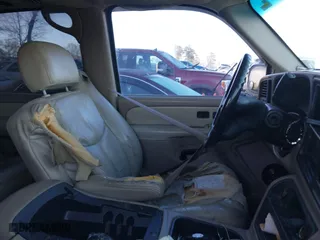 2003 Chevrolet Tahoe LT with VIN 1GNEC13Z63R103461, listed as a IAAI auction lot 41832198 with 289,031 mi miles. Bid and sale history available at carsss.com. Image 5.