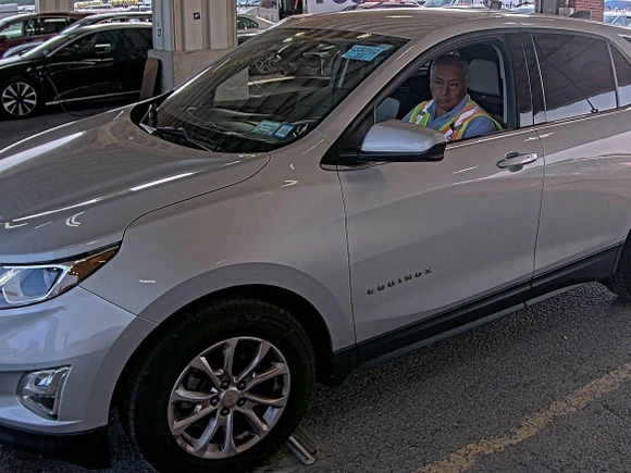 2020 Chevrolet Equinox LT z VIN 2GNAXJEV5L6230548, wystawiony jako IAAI lot #42573168 z przebiegiem 95 519 mil mil oraz . Historia ofert i sprzedaży dostępna na DreamBid. Obrazek 5.
