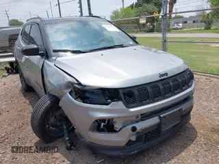 2023 Jeep Compass Latitude z VIN 3C4NJDBN5PT509999, wystawiony jako IAAI lot #42206354 z przebiegiem 62 165 mil mil oraz . Historia ofert i sprzedaży dostępna na DreamBid. Obrazek 1.