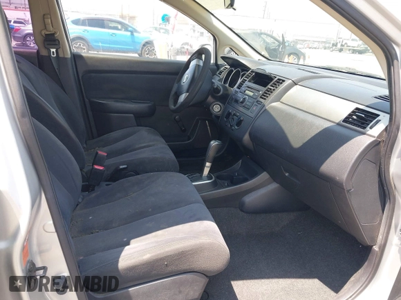 2009 Nissan Versa S z VIN 3N1BC13E19L355632, wystawiony jako IAAI lot #42444365 z przebiegiem 167 792 mil mil oraz . Historia ofert i sprzedaży dostępna na DreamBid. Obrazek 5.