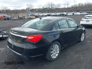 2013 Chrysler 200 Touring z VIN 1C3CCBBB2DN592528, wystawiony jako IAAI lot #41941445 z przebiegiem 60 717 mil mil oraz . Historia ofert i sprzedaży dostępna na DreamBid. Obrazek 4.