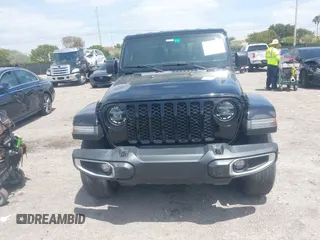 2022 Jeep Gladiator Willys Sport z VIN 1C6HJTAG7NL161701, wystawiony jako IAAI lot #42097144 z przebiegiem 32 989 mil mil oraz . Historia ofert i sprzedaży dostępna na DreamBid. Obrazek 6.
