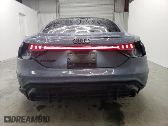 2022 Audi e-tron GT Prestige z VIN WAUEJBFW2N7006629, wystawiony jako Copart lot #45069554 z przebiegiem 8 341 mil mil oraz . Historia ofert i sprzedaży dostępna na DreamBid. Obrazek 6.