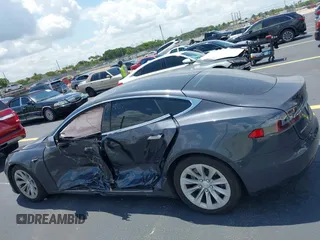 2017 Tesla Model S 60 с VIN 5YJSA1E10HF220006, выставлен на аукционе IAAI как лот 42190629 с пробегом 64 350 миль миль и . История ставок и продаж доступна на DreamBid. Изображение 14.