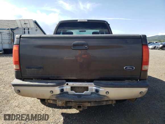 2005 Ford F-250 XL z VIN 1FTSX21P65EA82368, wystawiony jako Copart lot #57249743 z przebiegiem 209 923 mil mil oraz Czysty tytuł • Clean title. Historia ofert i sprzedaży dostępna na DreamBid. Obrazek 6.