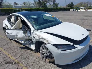 2025 Tesla Model 3 Long Range z VIN 5YJ3E1EA1SF876795, wystawiony jako IAAI lot #41967853 z przebiegiem 8 328 mil mil oraz . Historia ofert i sprzedaży dostępna na DreamBid. Obrazek 1.