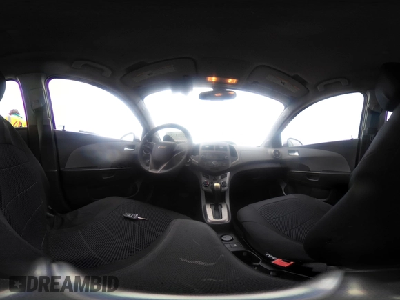2014 Chevrolet Sonic LT z VIN 1G1JC5SH9E4159913, wystawiony jako IAAI lot #42253329 z przebiegiem 156 333 mil mil oraz . Historia ofert i sprzedaży dostępna na DreamBid. Obrazek 18.