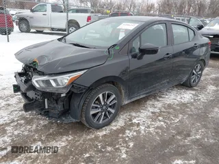 2021 Nissan Versa SV z VIN 3N1CN8EV4ML821650, wystawiony jako IAAI lot #41586242 z przebiegiem 106 508 mil mil oraz . Historia ofert i sprzedaży dostępna na DreamBid. Obrazek 2.