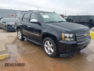 2014 Chevrolet Tahoe LTZ z VIN 1GNSCCE04ER141920, wystawiony jako IAAI lot #41484239 z przebiegiem 98 855 mil mil oraz . Historia ofert i sprzedaży dostępna na DreamBid. Obrazek 1.
