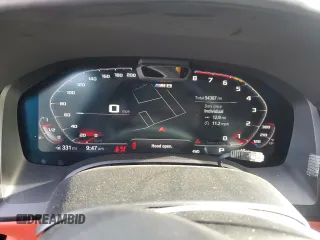 2020 BMW M8 z VIN WBSAE0C02LCE87525, wystawiony jako Copart lot #47259455 z przebiegiem 54 367 mil mil oraz Szkody całkowita. Historia ofert i sprzedaży dostępna na DreamBid. Obrazek 9.