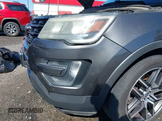 2016 Ford Explorer Sport z VIN 1FM5K8GT7GGA34450, wystawiony jako IAAI lot #41971515 z przebiegiem 197 837 mil mil oraz . Historia ofert i sprzedaży dostępna na DreamBid. Obrazek 6.