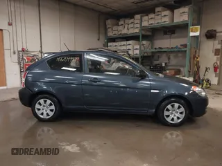2008 Hyundai Accent GS z VIN KMHCM36CX8U083876, wystawiony jako IAAI lot #42254997 z przebiegiem 145 168 mil mil oraz . Historia ofert i sprzedaży dostępna na DreamBid. Obrazek 13.