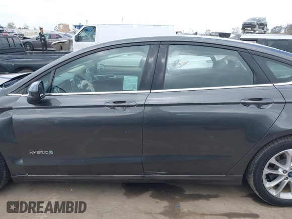 2019 Ford Fusion SE with VIN 3FA6P0LUXKR174476, listed as a IAAI auction lot 42110902 with 33,260 mi miles and . Bid and sale history available at DreamBid. Image 14.