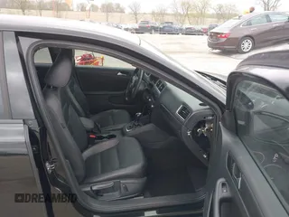 2014 Volkswagen Jetta SE z VIN 3VWD17AJ7EM388375, wystawiony jako IAAI lot #42144779 z przebiegiem 104 801 mil mil oraz . Historia ofert i sprzedaży dostępna na DreamBid. Obrazek 5.
