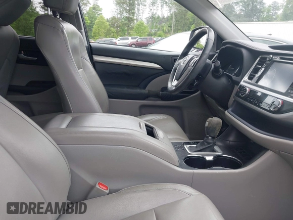 2014 Toyota Highlander XLE z VIN 5TDKKRFH1ES024090, wystawiony jako IAAI lot #42123199 z przebiegiem 58 751 mil mil oraz . Historia ofert i sprzedaży dostępna na DreamBid. Obrazek 5.