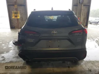 2022 Toyota Corolla Cross XLE z VIN 7MUDAABG3NV013642, wystawiony jako Copart lot #55118555 z przebiegiem 22 575 mil mil oraz Szkoda całkowita • Salvage title. Historia ofert i sprzedaży dostępna na DreamBid. Obrazek 6.