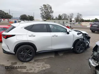 2025 Lexus NX 450h+ Luxury z VIN JTJHKCFZ1S2043125, wystawiony jako IAAI lot #42062361 z przebiegiem 24 902 mil mil oraz . Historia ofert i sprzedaży dostępna na DreamBid. Obrazek 13.