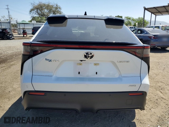 2023 Toyota bZ4X XLE z VIN JTMABACAXPA023864, wystawiony jako Copart lot #60647154 z przebiegiem 6 588 mil mil oraz Szkoda całkowita • Salvage title. Historia ofert i sprzedaży dostępna na DreamBid. Obrazek 6.