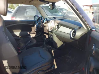 2012 MINI Clubman z VIN WMWZF3C54CT189265, wystawiony jako IAAI lot #41378532 z przebiegiem 95 999 mil mil oraz . Historia ofert i sprzedaży dostępna na DreamBid. Obrazek 5.