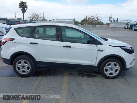 2018 Ford Escape S z VIN 1FMCU0F78JUA56974, wystawiony jako IAAI lot #42232294 z przebiegiem 63 511 mil mil oraz . Historia ofert i sprzedaży dostępna na DreamBid. Obrazek 13.