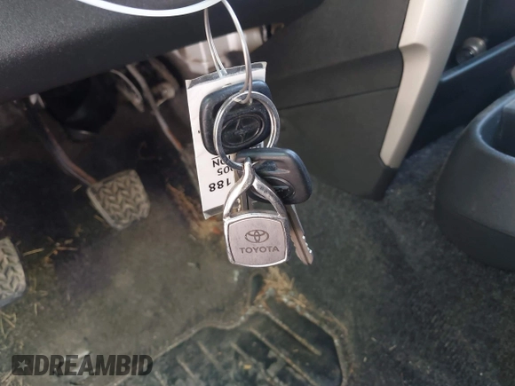2005 Scion xA z VIN JTKKT604550126795, wystawiony jako IAAI lot #42056410 z przebiegiem 84 169 mil mil oraz . Historia ofert i sprzedaży dostępna na DreamBid. Obrazek 11.