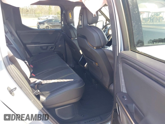 2024 Rivian R1T Adventure z VIN 7FCTGAAA5RN033799, wystawiony jako IAAI lot #41606562 z przebiegiem 9 449 mil mil oraz . Historia ofert i sprzedaży dostępna na DreamBid. Obrazek 8.