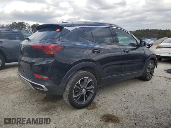 2022 Buick Encore GX Essence z VIN KL4MMFSL7NB047080, wystawiony jako Copart lot #84045124 z przebiegiem 130 195 mil mil oraz Czysty tytuł • Clean title. Historia ofert i sprzedaży dostępna na DreamBid. Obrazek 3.