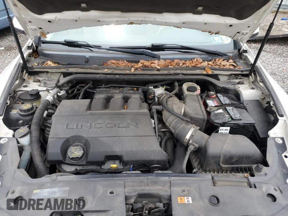 2011 Lincoln MKS z VIN 1LNHL9DRXBG609478, wystawiony jako Copart lot #57226135 z przebiegiem 178 372 mil mil oraz Szkoda całkowita • Salvage title. Historia ofert i sprzedaży dostępna na DreamBid. Obrazek 11.