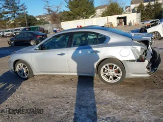 2014 Nissan Maxima SV z VIN 1N4AA5AP7EC442330, wystawiony jako IAAI lot #41288761 z przebiegiem 107 476 mil mil oraz . Historia ofert i sprzedaży dostępna na DreamBid. Obrazek 14.