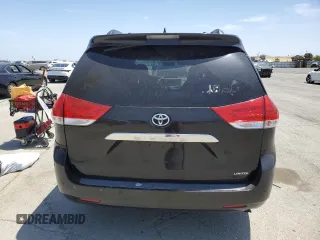 2011 Toyota Sienna XLE AAS z VIN 5TDYK3DC7BS111311, wystawiony jako Copart lot #57298675 z przebiegiem 131 597 mil mil oraz Szkoda całkowita • Salvage title. Historia ofert i sprzedaży dostępna na DreamBid. Obrazek 6.