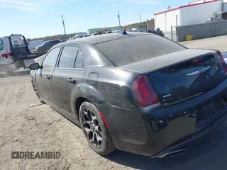 2016 Chrysler 300 S z VIN 2C3CCAGG1GH152537, wystawiony jako IAAI lot #37898509 z przebiegiem Nie podano mil oraz . Historia ofert i sprzedaży dostępna na DreamBid. Obrazek 3.