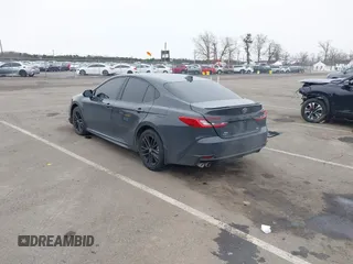 2025 Toyota Camry LE z VIN 4T1DBADK8SU009193, wystawiony jako IAAI lot #41558090 z przebiegiem 8 226 mil mil oraz . Historia ofert i sprzedaży dostępna na DreamBid. Obrazek 3.