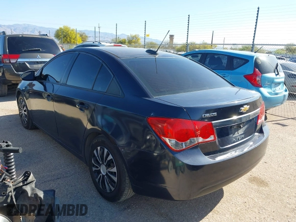 2015 Chevrolet Cruze LS z VIN 1G1PA5SG9F7251966, wystawiony jako IAAI lot #41959172 z przebiegiem 162 808 mil mil oraz . Historia ofert i sprzedaży dostępna na DreamBid. Obrazek 3.