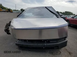 2024 Tesla Cybertruck z VIN 7G2CEHEDXRA013484, wystawiony jako Copart lot #68049444 z przebiegiem 2869 mil mil oraz Szkody całkowita. Historia ofert i sprzedaży dostępna na DreamBid. Obrazek 5.
