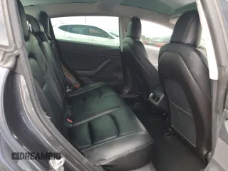 2019 Tesla Model 3 Mid Range z VIN 5YJ3E1EA2KF417212, wystawiony jako Copart lot #50968615 z przebiegiem 104 807 mil mil oraz Szkody całkowita. Historia ofert i sprzedaży dostępna na DreamBid. Obrazek 10.
