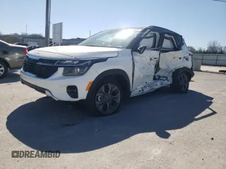 2024 Kia Seltos S z VIN KNDEU2AA3R7598795, wystawiony jako Copart lot #48802654 z przebiegiem 740 mil mil oraz Szkody całkowita. Historia ofert i sprzedaży dostępna na DreamBid. Obrazek 1.