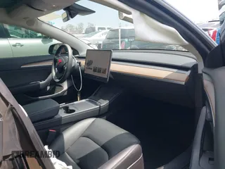 2022 Tesla Model 3 Long Range z VIN 5YJ3E1EB3NF273165, wystawiony jako IAAI lot #42282702 z przebiegiem 41 445 mil mil oraz . Historia ofert i sprzedaży dostępna na DreamBid. Obrazek 5.