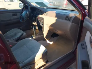 1996 Nissan Sentra XE z VIN 1N4AB41D7TC770549, wystawiony jako IAAI lot #41160561 z przebiegiem 180 485 mil mil oraz . Historia ofert i sprzedaży dostępna na DreamBid. Obrazek 5.