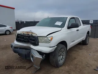 2013 Toyota Tundra z VIN 5TFRM5F16DX053095, wystawiony jako IAAI lot #41481305 z przebiegiem 226 696 mil mil oraz . Historia ofert i sprzedaży dostępna na DreamBid. Obrazek 17.