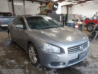 2009 Nissan Maxima SV z VIN 1N4AA51E69C800988, wystawiony jako IAAI lot #42331914 z przebiegiem 129 886 mil mil oraz . Historia ofert i sprzedaży dostępna na DreamBid. Obrazek 1.