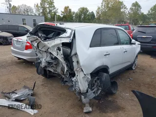 2014 Kia Sorento LX with VIN 5XYKTCA62EG500604, listed as a IAAI auction lot 40404770 with 1 mi miles. Bid and sale history available at carsss.com. Image 4.